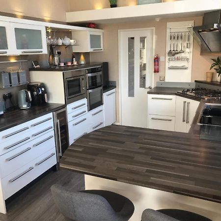 Hot Tub Accommodation North Wales Lodge Rhyl Bagian luar foto