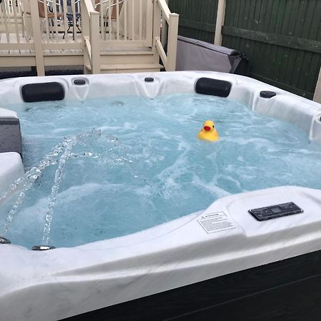 Hot Tub Accommodation North Wales Lodge Rhyl Bagian luar foto