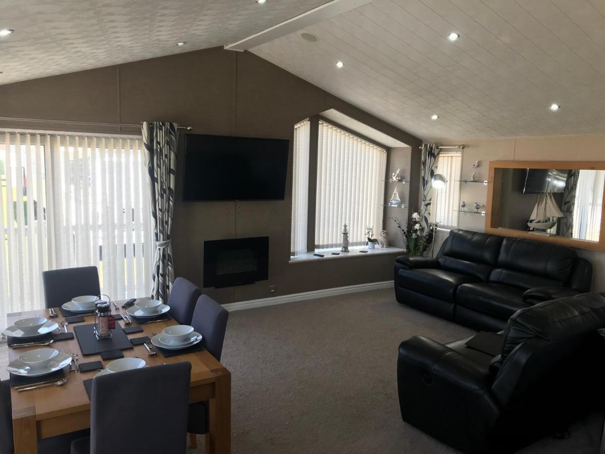 Hot Tub Accommodation North Wales Lodge Rhyl Bagian luar foto